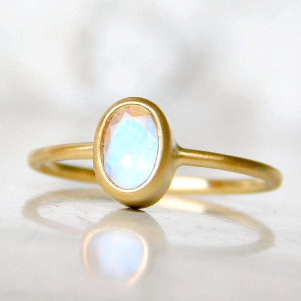 Złoty pierścionek z kamieniem księżycowym - Matowany