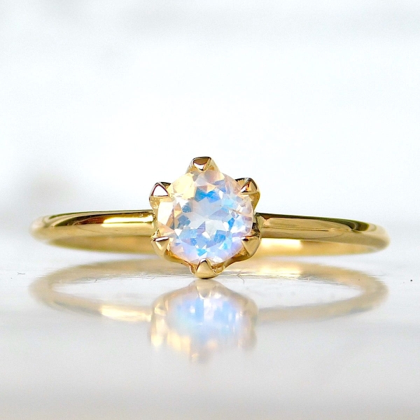 Kamień księżycowy w pazurach - Pierścionek złoty