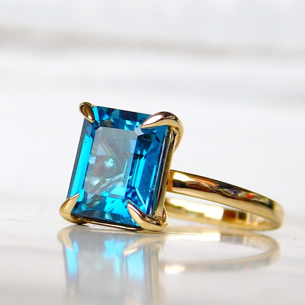 Topaz London w pazurach - Złoty pierścionek 