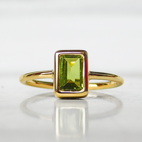 Złoty pierścionek z peridotem 