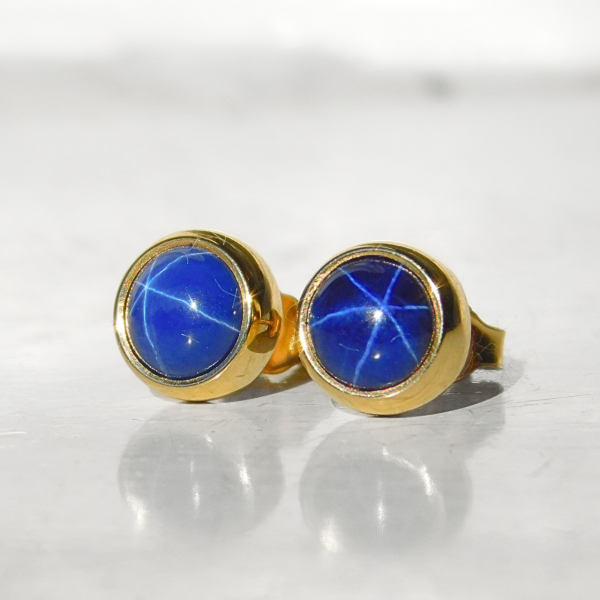 Kolczyki na sztyftach z szafirami gwiaździstymi.