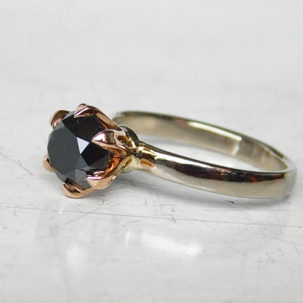 Czarny moissanit w złotych pazurach 