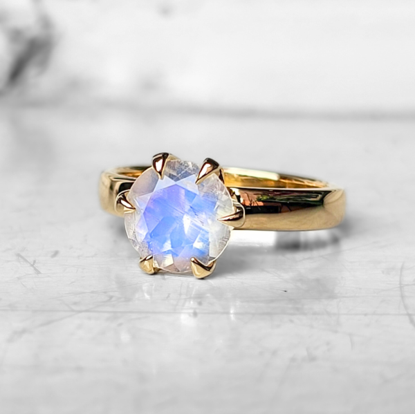 Kamień księżycowy w pazurach 