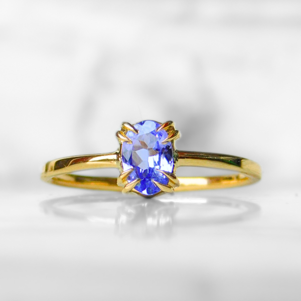Tanzanit w podwójnych pazurach - Pierścionek złoty z tanzanitem