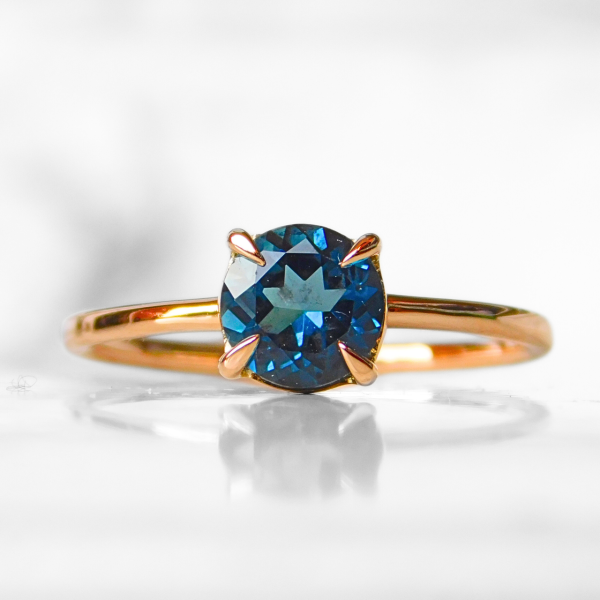 Złoty Pierścionek z topazem w pazurach