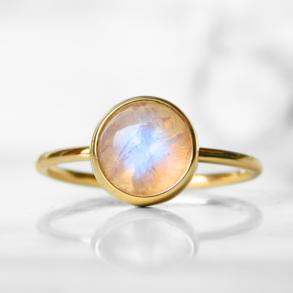 Pierścionek z kamieniem księżycowym - Kaboszon
