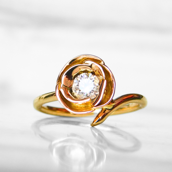 Róża z diamentem - Pierścionek złoty 