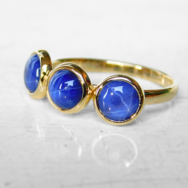 Pierścionek z szafirami gwiaździstymi