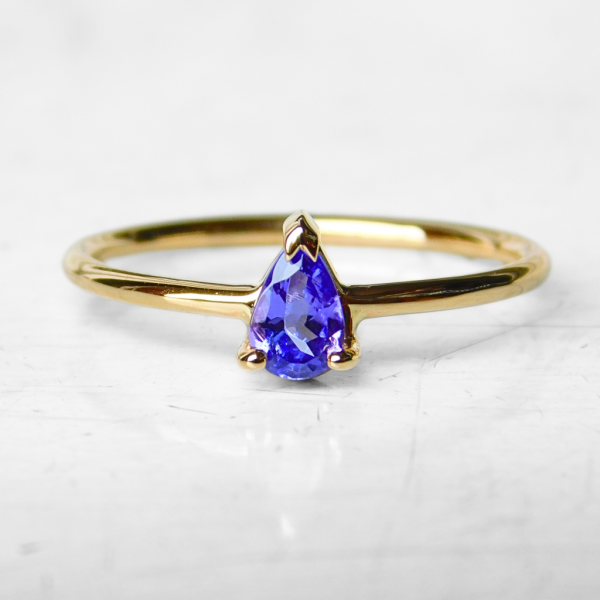 Pierścionek z tanzanitową gruszką 