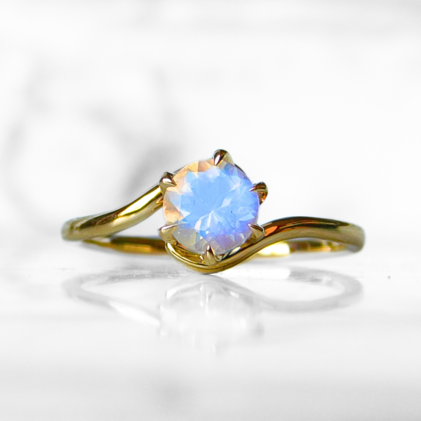 Kamień księżycowy w pazurach - Twist