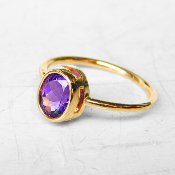 Pierścionek z ametystem - Ażurowa oprawa