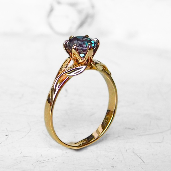 Pierścionek z aleksandrytem - Aleksandryt w listkach