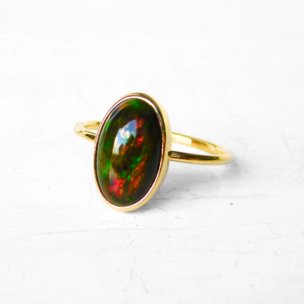 Pierścionek złoty z opalem czarnym 2.51 ct