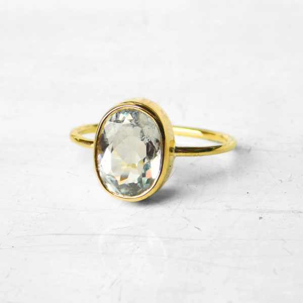 Pierścionek z dużym owalnym akwamarynem 3.31 ct