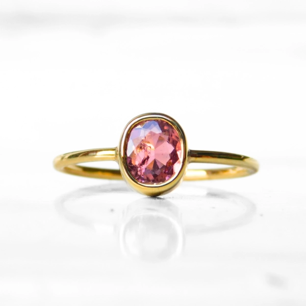 Pierścionek z różowym turmalinem owalnym