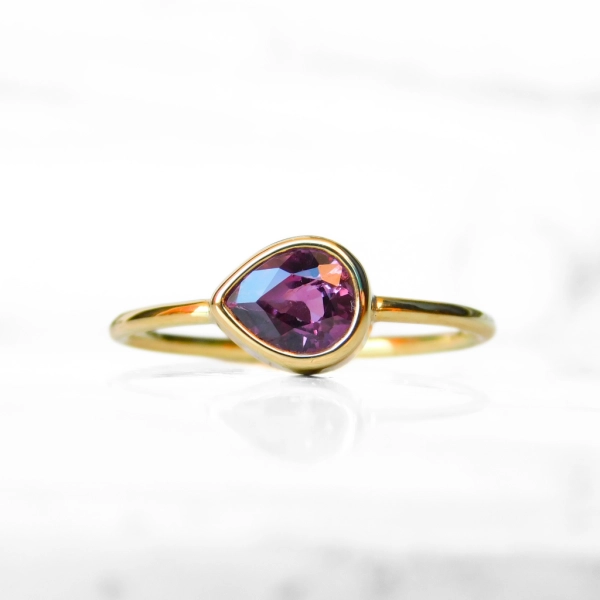 Pierścionek z szafirową gruszką z Madagaskaru 1.38 ct