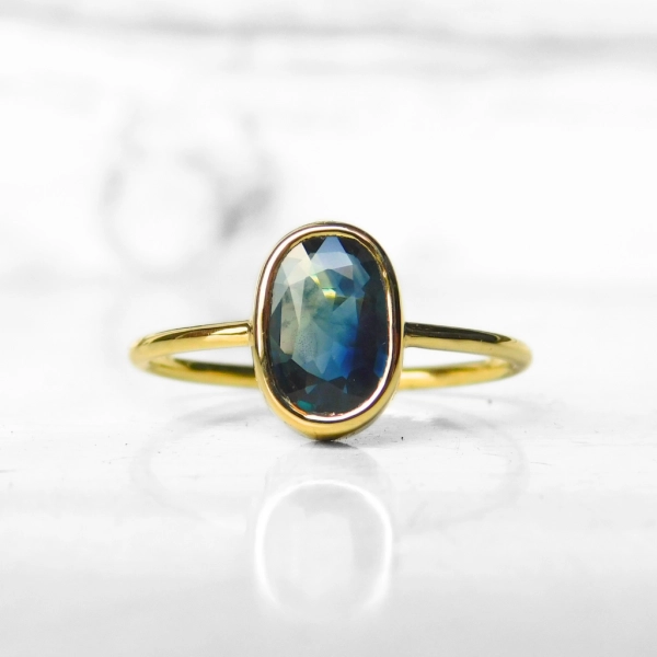 Pierścionek złoty z owalnym szafirem australijskim 2.24 ct