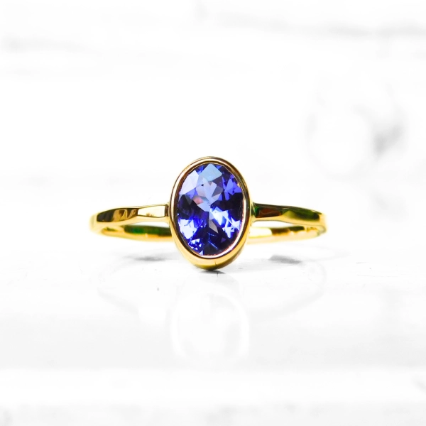 Pierścionek z dużym owalnym tanzanitem 8 x 6 mm 